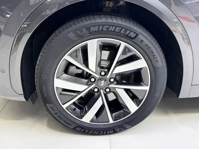 Li Auto L7 — Фото автомобиля 14