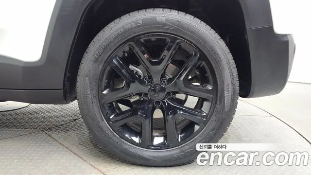 Jeep Renegade — Фото автомобиля 6