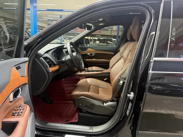 Volvo XC90 — Фото автомобиля 6