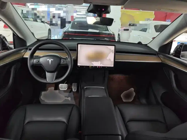 Tesla Model Y — Фото автомобиля 9