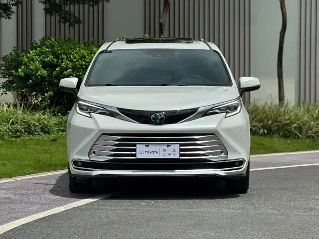 Toyota Sienna — Фото автомобиля 2