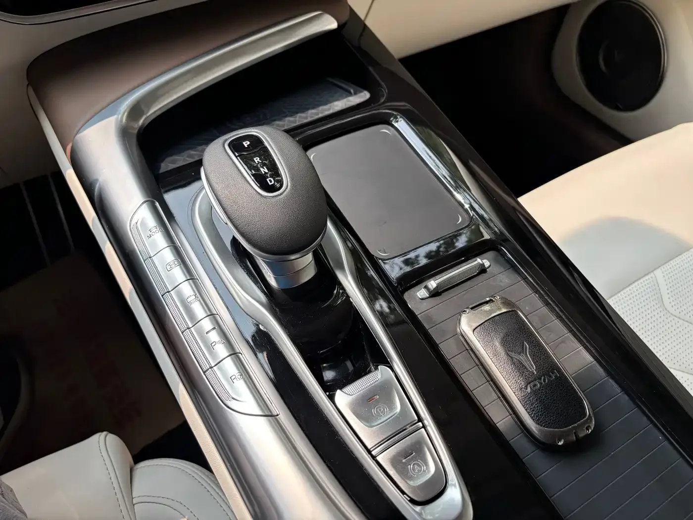 Voyah Auto VOYAH FREE 2021 AWD Standard Range Extender Exclusive Luxury Package — Фото автомобиля 16