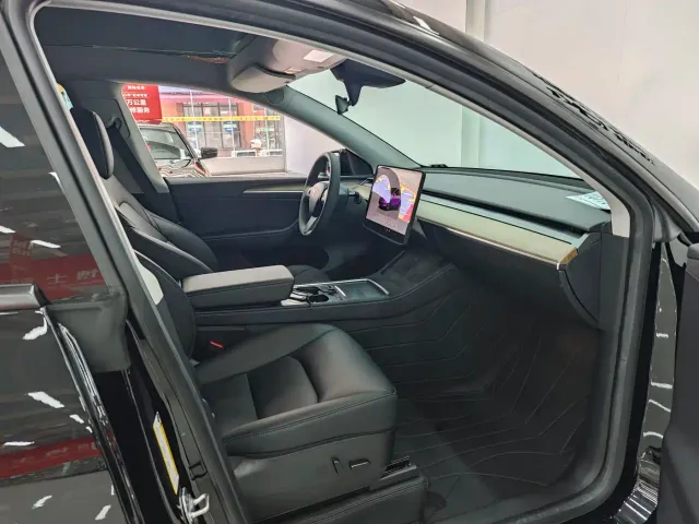 Tesla Model Y — Фото автомобиля 8