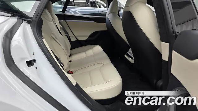 Tesla Model S — Фото автомобиля 4
