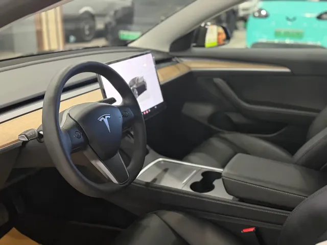 Tesla Model 3 — Фото автомобиля 4