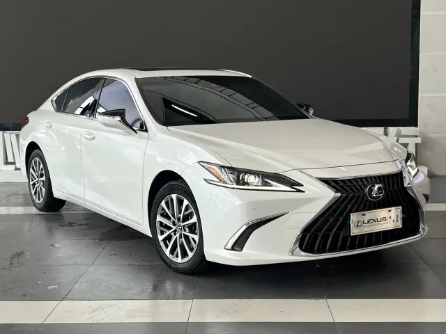 Lexus ES — Фото автомобиля 2