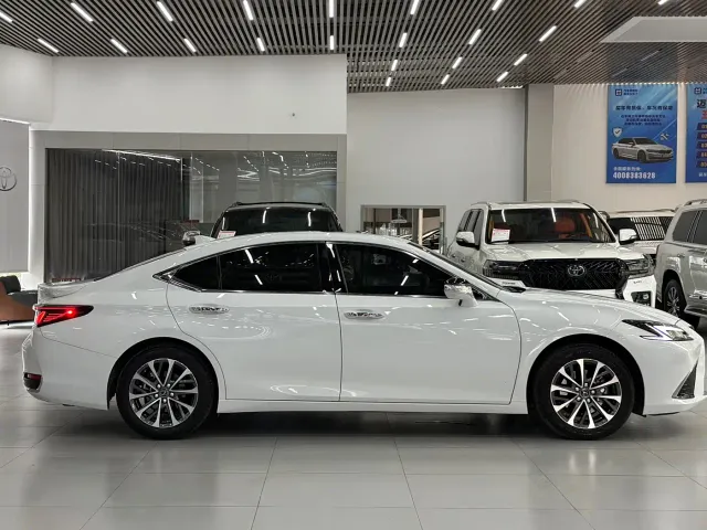 Lexus ES — Фото автомобиля 4