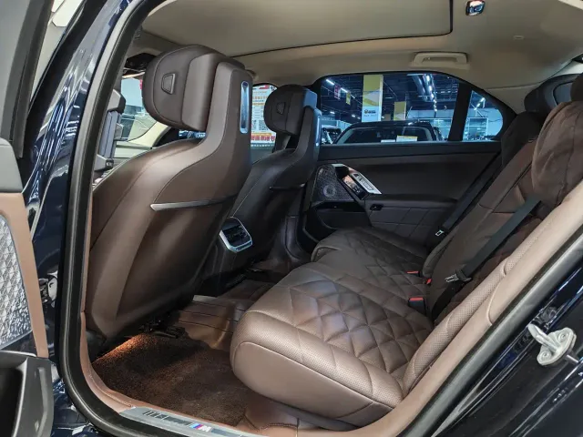 BMW 7 Series — Фото автомобиля 6