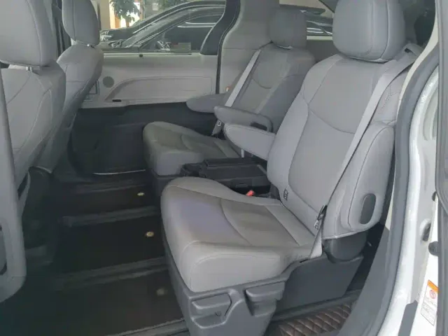 Toyota Sienna — Фото автомобиля 12