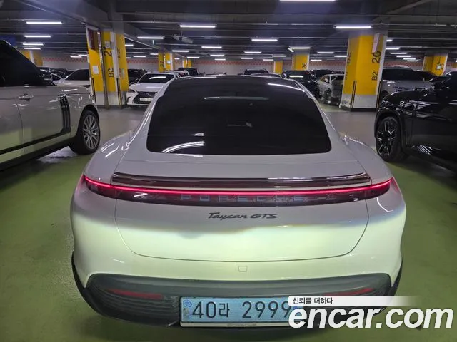 Porsche Taycan — Фото автомобиля 5