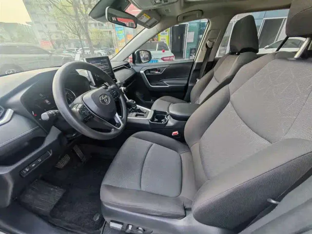 Toyota RAV4 — Фото автомобиля 7