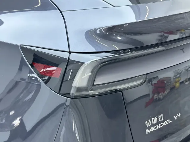 Tesla Model Y — Фото автомобиля 12