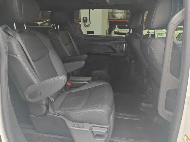 Toyota Sienna — Фото автомобиля 12