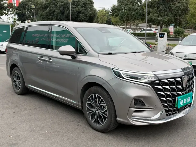 Roewe iMAX8 — Фото автомобиля 3