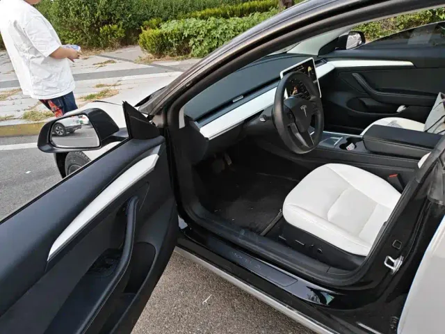 Tesla Model 3 — Фото автомобиля 12
