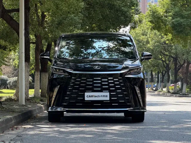 Lexus LM — Фото автомобиля 2