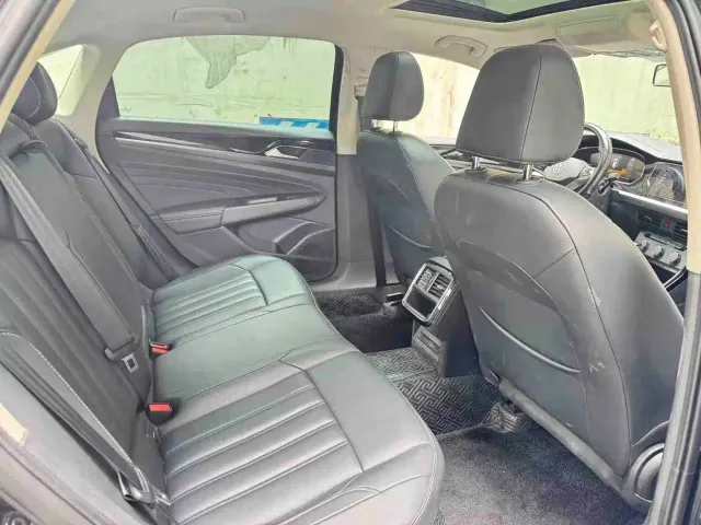 Volkswagen Passat — Фото автомобиля 12