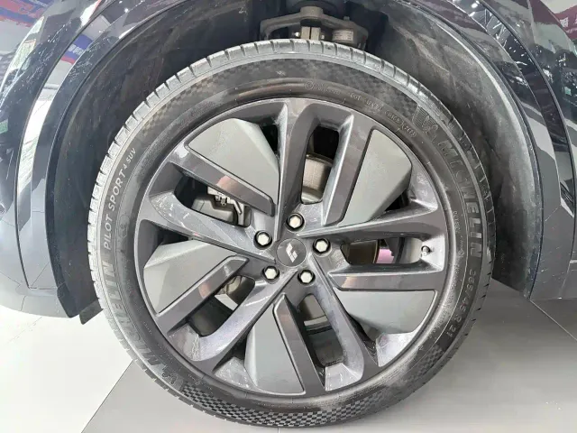 Li Auto L9 — Фото автомобиля 8