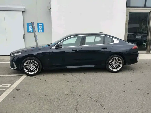 BMW 5 Series — Фото автомобиля 11