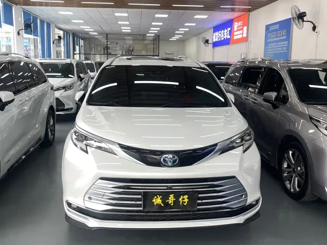 Toyota Sienna — Фото автомобиля 4