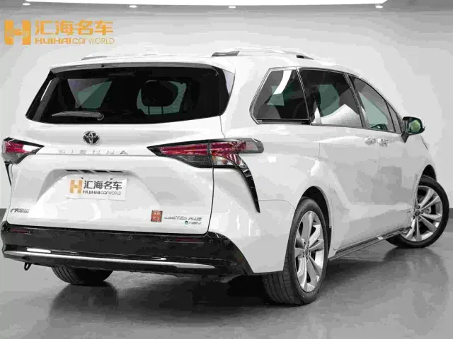 Toyota Sienna — Фото автомобиля 4
