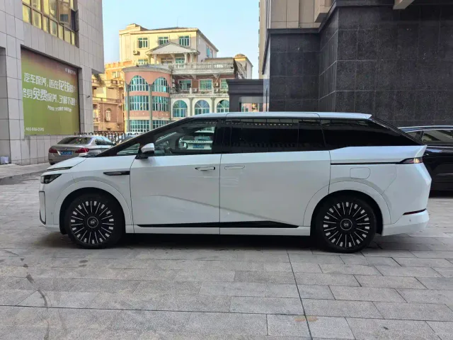 Xpeng X9 — Фото автомобиля 5