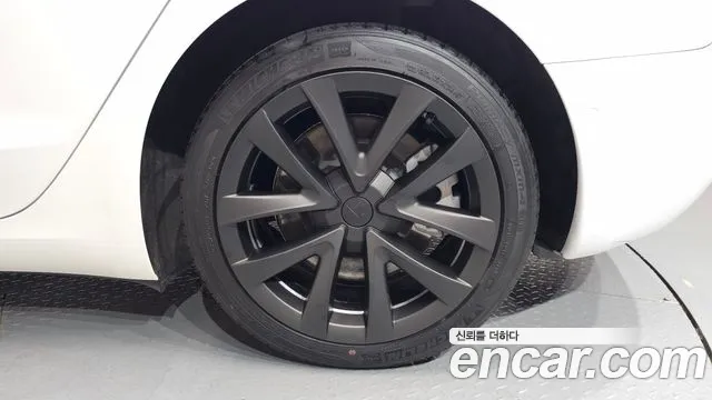 Tesla Model 3 — Фото автомобиля 19