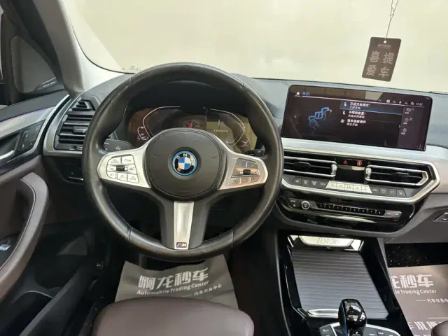 BMW iX3 — Фото автомобиля 9
