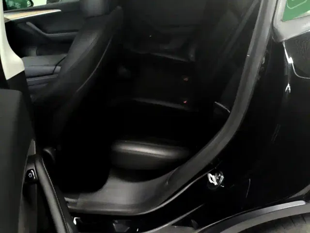 Tesla Model Y — Фото автомобиля 19