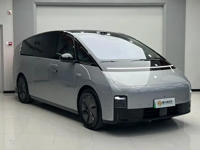 Li Auto MEGA — Фото автомобиля 2