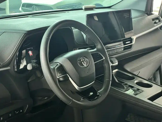 Toyota Sienna — Фото автомобиля 18