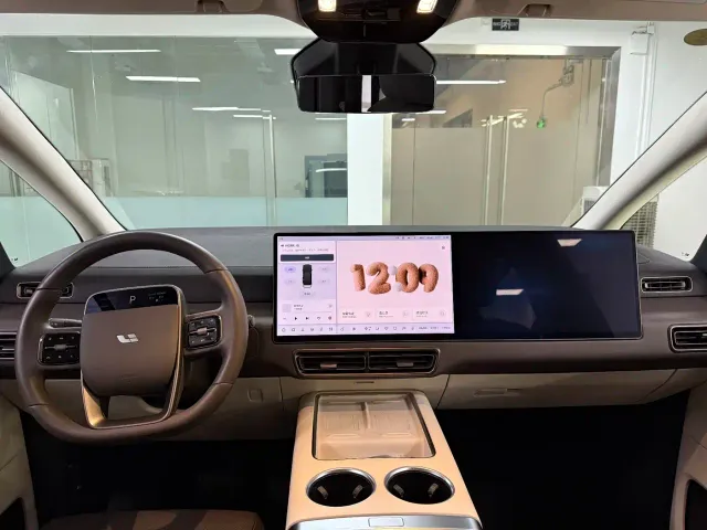 Li Auto MEGA — Фото автомобиля 14