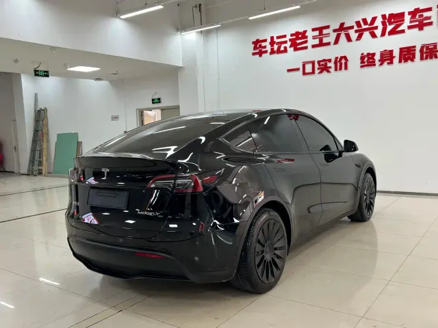 Tesla Model Y — Фото автомобиля 17