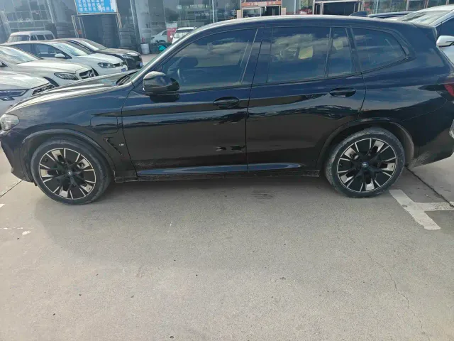 BMW iX3 — Фото автомобиля 2