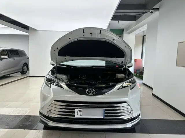 Toyota Sienna — Фото автомобиля 12