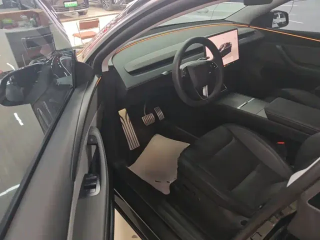 Tesla Model Y — Фото автомобиля 15