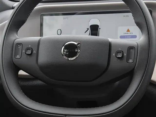 Volvo XC70 Plug-in Hybrid — Фото автомобиля 9
