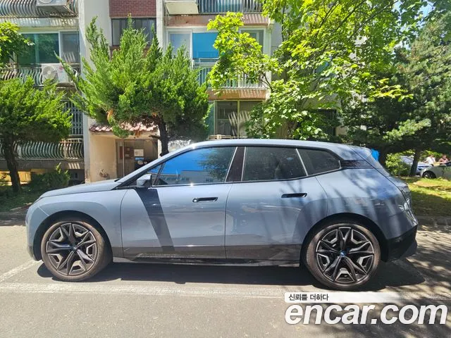 BMW iX — Фото автомобиля 2