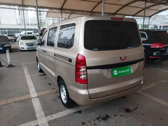 Wuling Hongguang V — Фото автомобиля 4