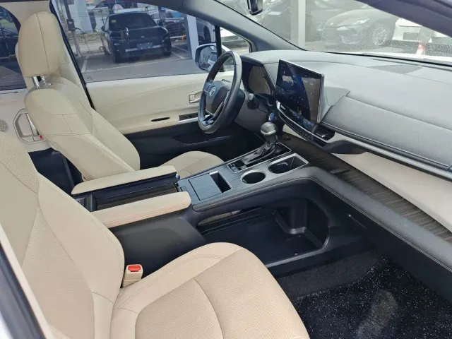 Toyota Sienna — Фото автомобиля 13