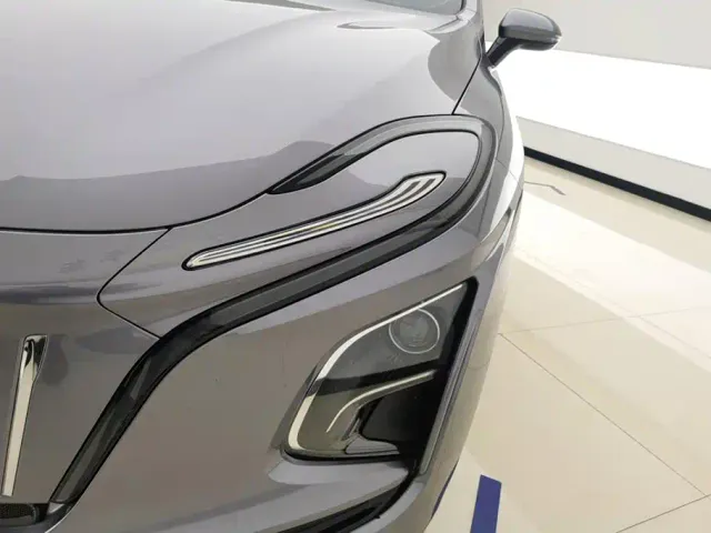 Hongqi E-QM5 — Фото автомобиля 5