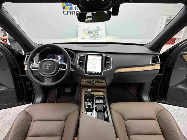 Volvo XC90 — Фото автомобиля 11