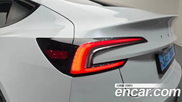 Tesla Model 3 — Фото автомобиля 8