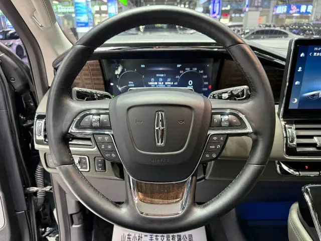 Lincoln Navigator — Фото автомобиля 9