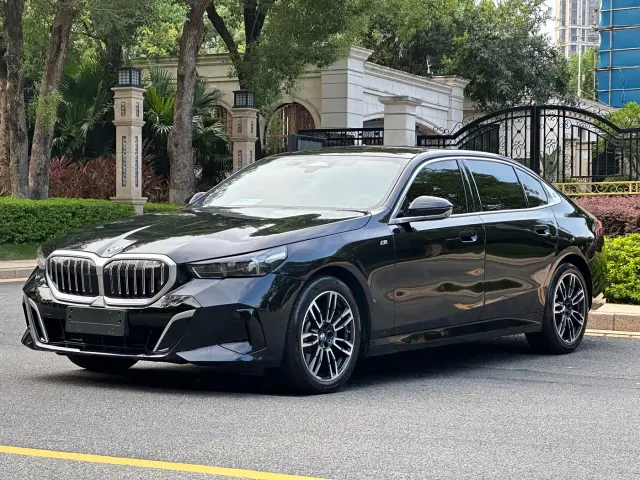 BMW 5 Series — Фото автомобиля 3