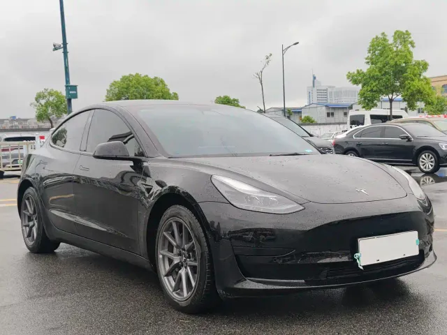Tesla Model 3 — Фото автомобиля 3