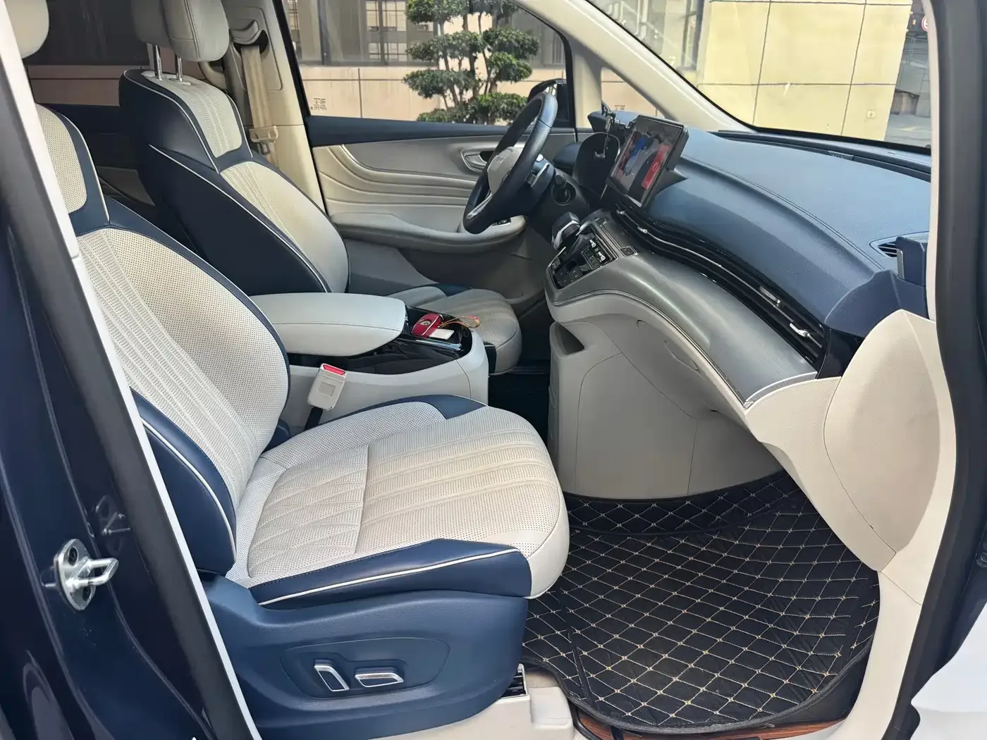 Roewe Roewe iMAX8 2022 400TGI Gathering Edition — Фото автомобиля 25