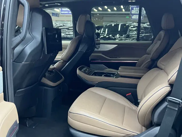 Lincoln Navigator — Фото автомобиля 8