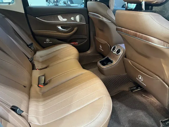 Mercedes-Benz E-Class — Фото автомобиля 7