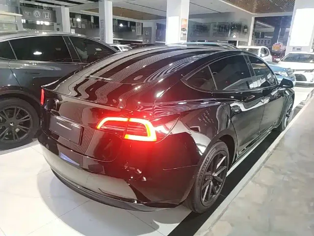 Tesla Model 3 — Фото автомобиля 6